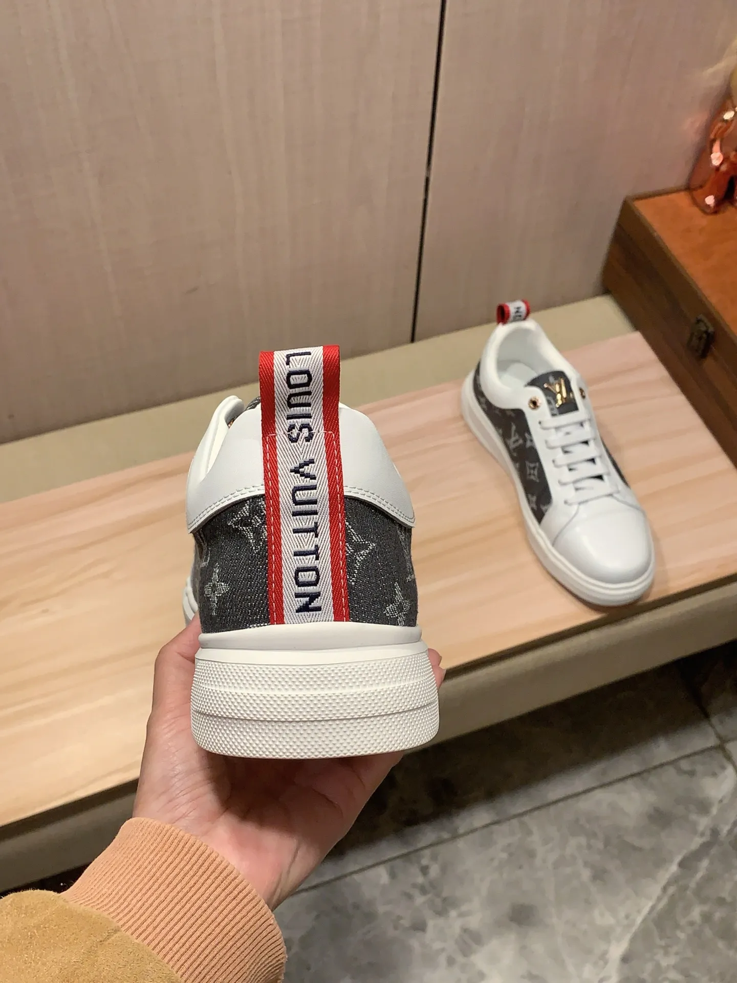 Men's Men's Shoes 💰420💰💰🎩🎩[Lightning][Lightning] "Lv*" The latest and most popular casual shoes, top brands [Seduce] Luxury ~ Purchasing Agency, Top ~ Quality. [Strong] The upper is made of imported breathable cowhide with material ➕ breathable sheepskin feet (•) and fine workmanship. The original stylish and stylish soft rubber wear-resistant and non-slip outsole is light and comfortable on the feet. The real thing looks better when photographed in person. 111: code: 38-44, 3️⃣ colors selected